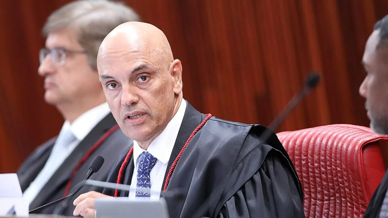 O ministro Alexandre de Moraes em sessão do TSE, em foto de arquivo de 2023 (Foto: Antonio Augusto/Secom/TSE, Public domain, via Wikimedia Commons)
