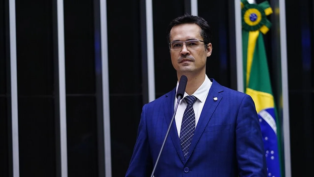 Deltan Dallagnol, convidado de Flávio Bolsonaro para o debate, na tribuna da Câmara em 2023 (Foto: Pablo Valadares/Câmara dos Deputados, CC BY 3.0, via Wikimedia Commons)