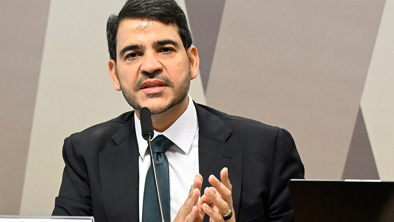 O advogado-geral da União, Jorge Messias, na CCJ do Senado, em abril de 2026 (Foto: Carlos Moura/Agência Senado, CC BY-SA 4.0, via Wikimedia Commons)