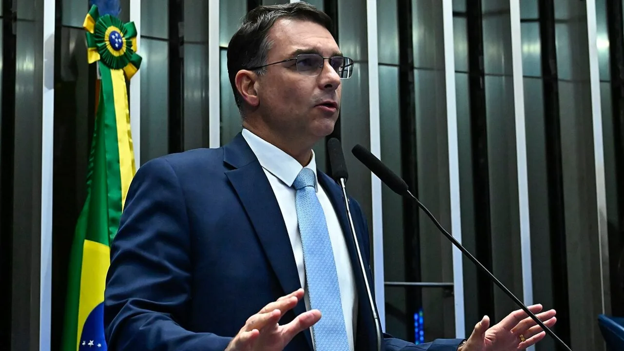 O senador Flávio Bolsonaro, candidato do PL à Presidência, discursa no plenário do Senado (Foto: Waldemir Barreto/Agência Senado, CC BY-SA 4.0, via Wikimedia Commons)