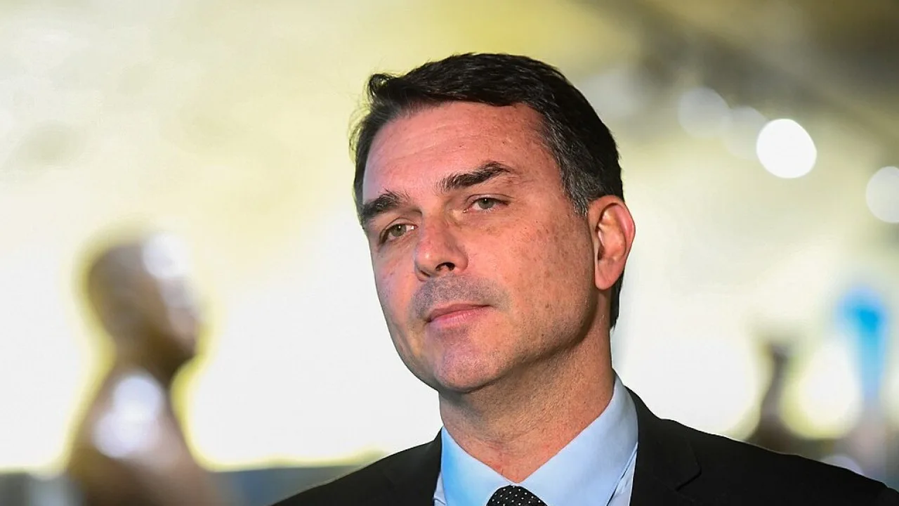 O senador Flávio Bolsonaro, candidato do PL à Presidência, em entrevista no Senado, em junho de 2025 (Foto: Carlos Moura/Agência Senado, CC BY 4.0, via Wikimedia Commons)