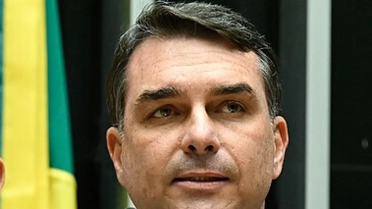 O senador Flávio Bolsonaro, cuja atuação como advogado foi questionada por Lula no debate, na tribuna do Congresso, em maio de 2026 (Foto: Andressa Anholete/Agência Senado, CC BY-S