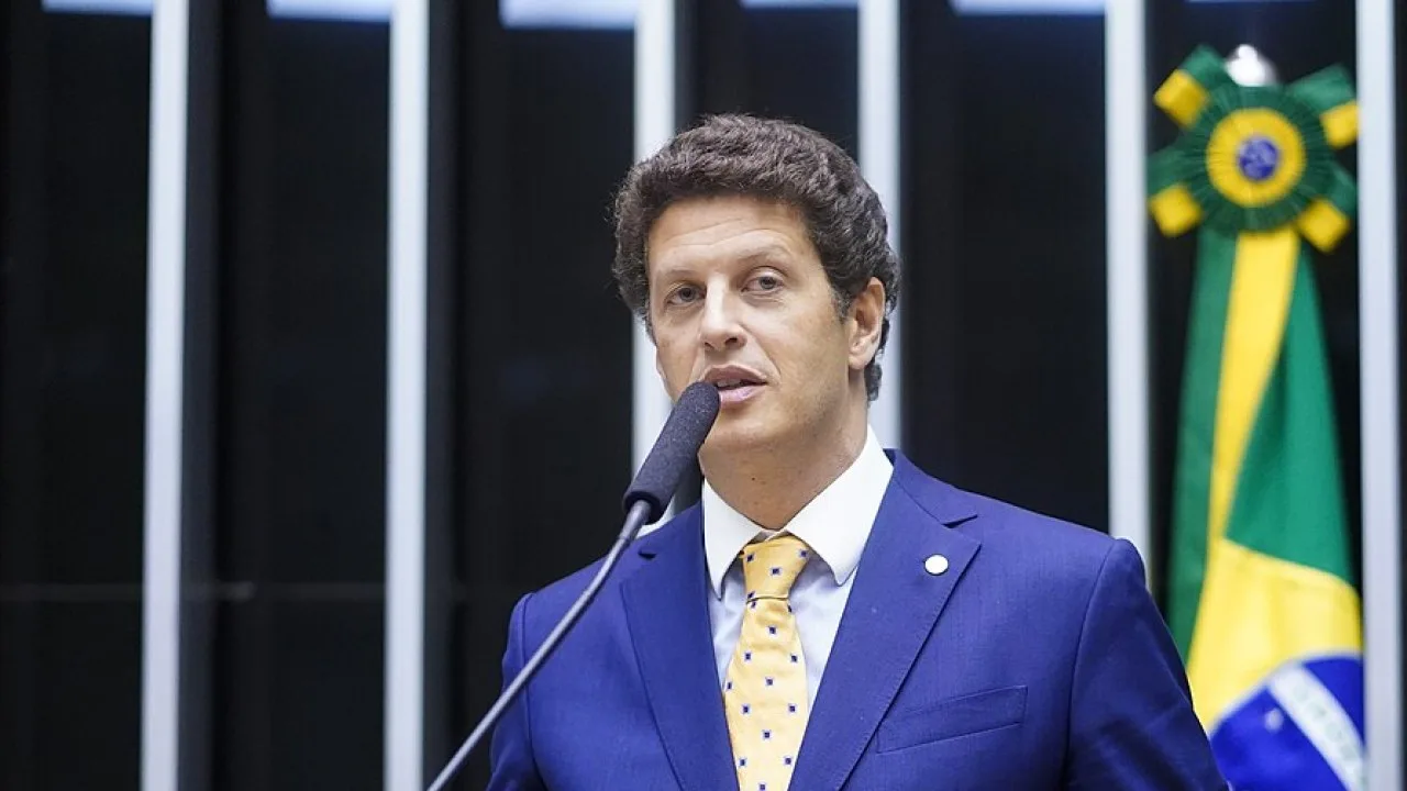O deputado federal Ricardo Salles (Novo-SP) na tribuna da Câmara dos Deputados, em fevereiro de 2023, foto de arquivo (Foto: Câmara dos Deputados, CC BY 3.0, via Wikimedia Commons)