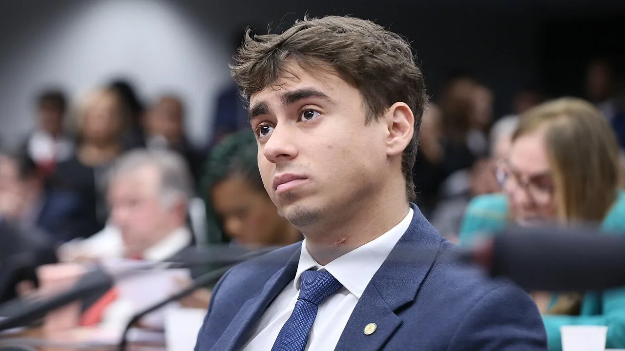 O deputado federal Nikolas Ferreira (PL-MG), em comissão da Câmara dos Deputados, em foto de arquivo de 2025 (Foto: Kayo Magalhães/Câmara dos Deputados, CC BY 3.0, via Wikimedia Co