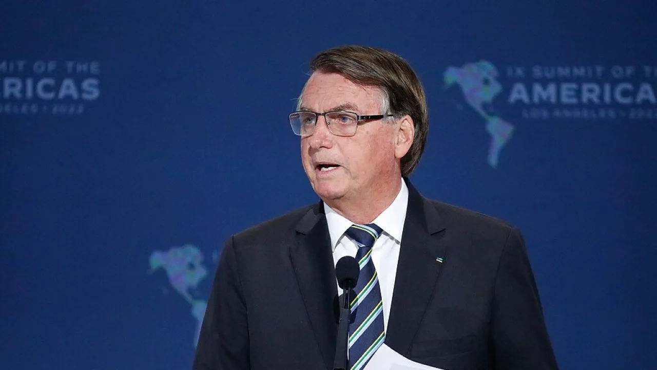 O ex-presidente Jair Bolsonaro discursa na Cúpula das Américas, em Los Angeles, em junho de 2022, foto de arquivo (Foto: Alan Santos/PR, CC BY 2.0, via Wikimedia Commons)