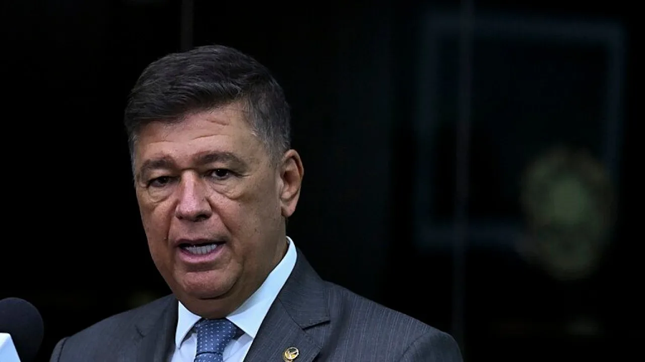 O senador Carlos Viana (Podemos-MG), em entrevista no Senado, em fevereiro de 2026, foto de arquivo (Foto: Jefferson Rudy/Agência Senado, CC BY-SA 4.0, via Wikimedia Commons)