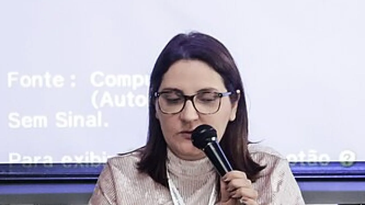 A jornalista Andreza Matais durante congresso da Abraji, em 2018, foto de arquivo (Foto: Alice Vergueiro/Abraji, CC BY 2.0, via Wikimedia Commons)