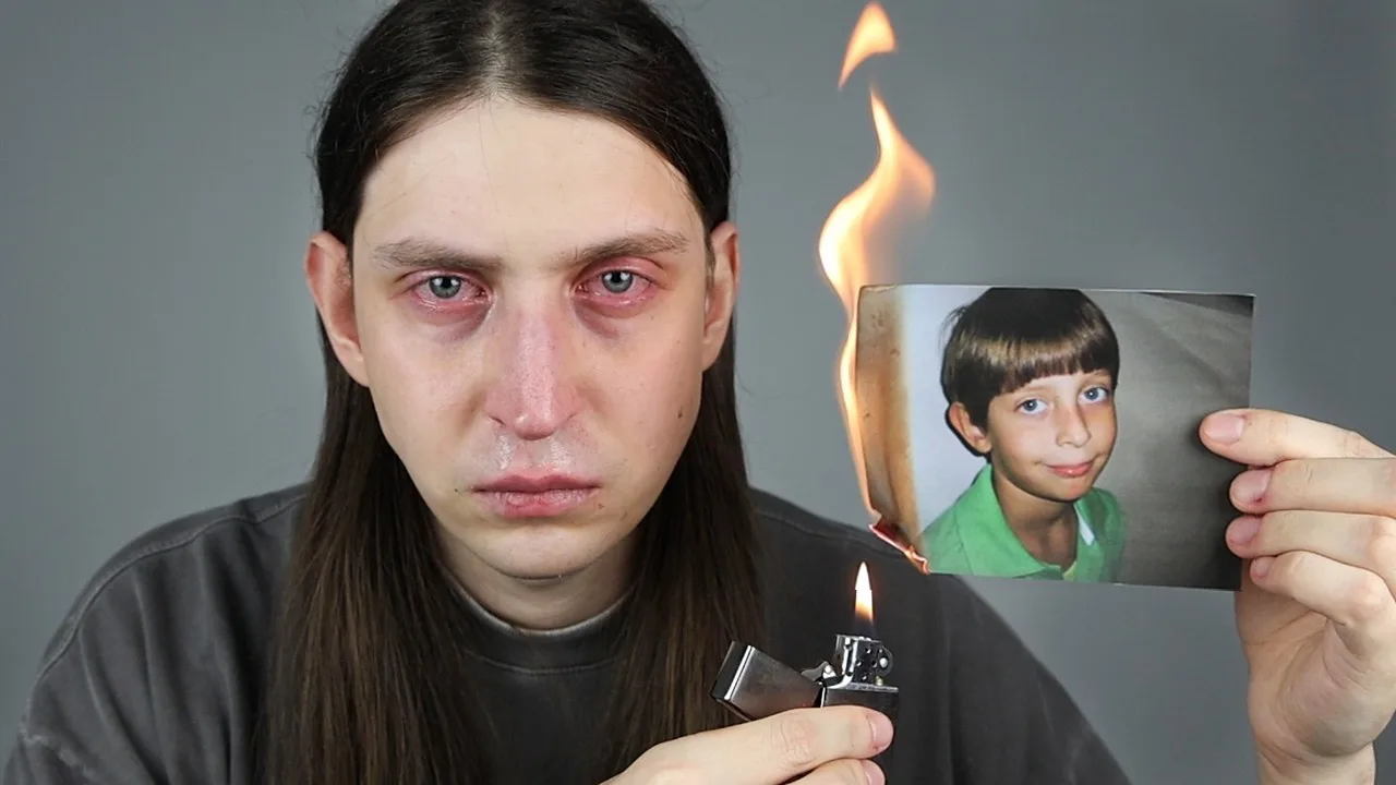 Felca no vídeo em que revela ter fobia social e relata bullying sofrido na escola