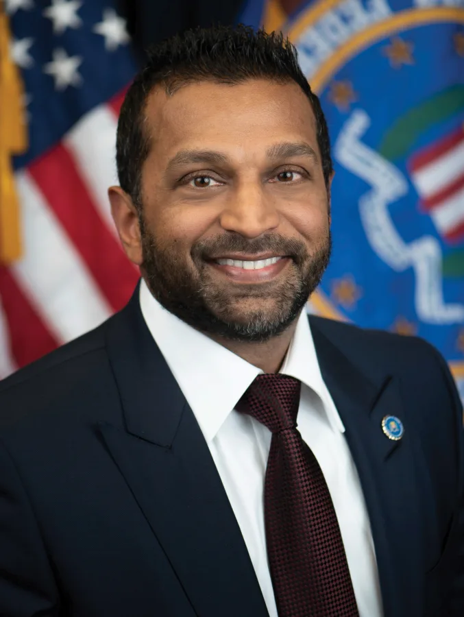 Retrato oficial do diretor do FBI Kash Patel
