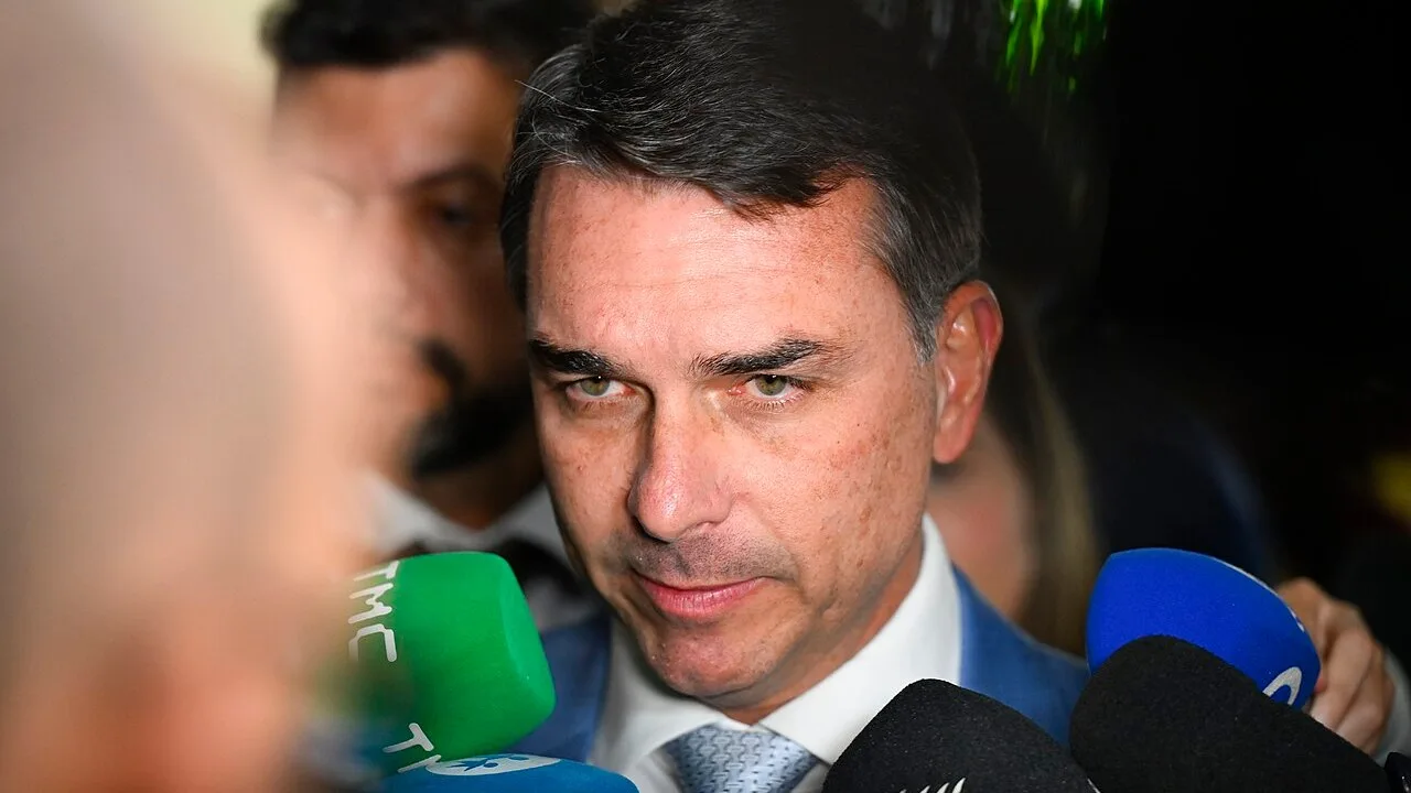 O senador Flávio Bolsonaro (PL-RJ), candidato à Presidência, em entrevista no Senado, em abril de 2026, foto de arquivo (Foto: Andressa Anholete/Agência Senado, CC BY-SA 4.0, via W