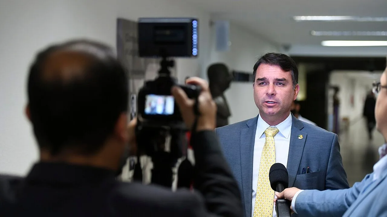 O senador Flávio Bolsonaro (PL-RJ), candidato à Presidência, em entrevista no Senado, foto de arquivo (Foto: Edilson Rodrigues/Agência Senado, CC BY 2.0, via Wikimedia Commons)