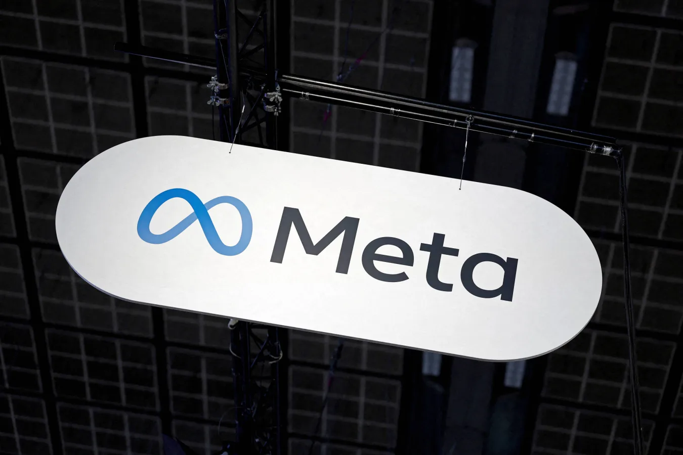 Logo da Meta em placa de identificação