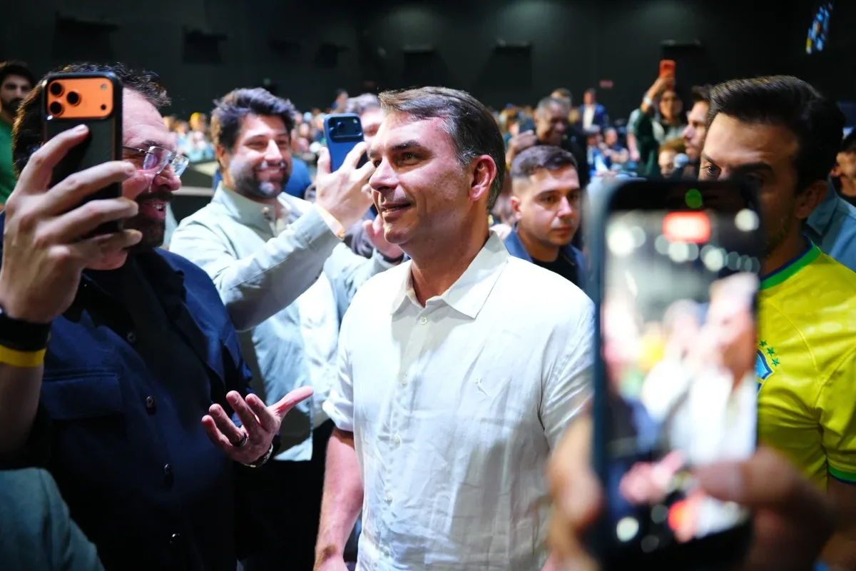 Flávio Bolsonaro em encontro com influenciadores