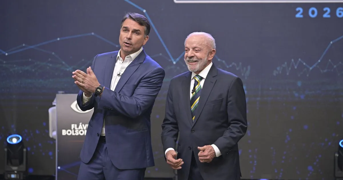 Flávio Bolsonaro e Lula durante debate