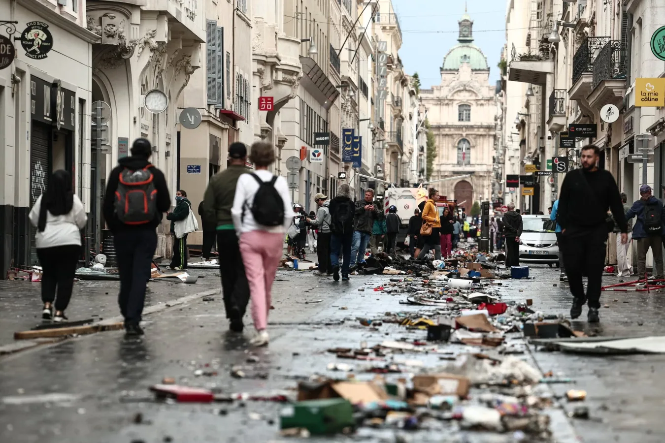 INDIGNAÇÃO NA FRANÇA: JOVEM QUE LANÇOU COQUETEL MOLOTOV CONTRA POLÍCIA RECEBE APENAS TRABALHOS COMUNITÁRIOS