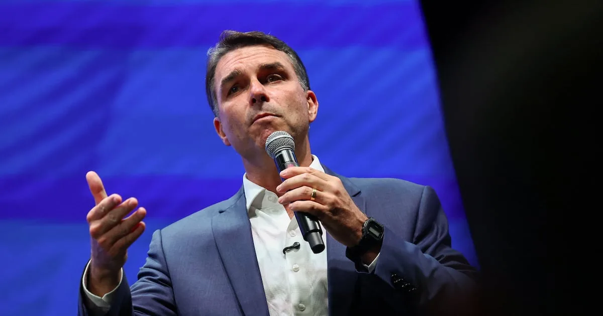 Flávio Bolsonaro em discurso de campanha