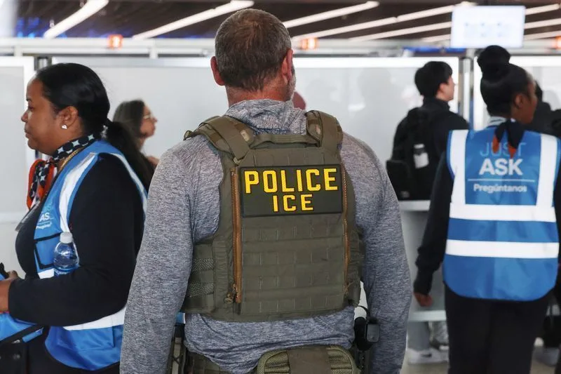 GOVERNO TRUMP ENVIA AGENTES FEDERAIS A CASAS PARA INVESTIGAR VOTAÇÃO ILEGAL DE IMIGRANTES ANTES D...