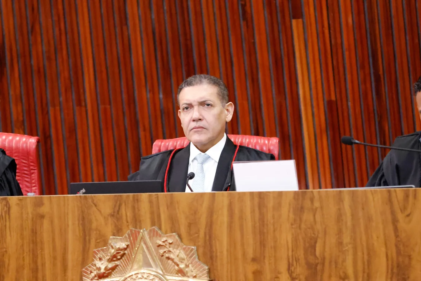 Ministro Kassio Nunes Marques, presidente do TSE, em sessão com toga